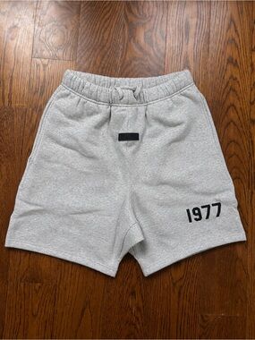 Essentials 1977 Dark Oatmeal shorts